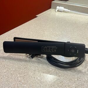 1 in. Cricket binge flat iron